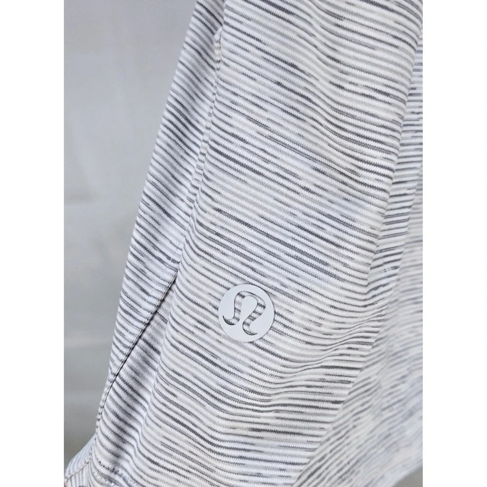 Women's Lululemon Size 10 On The Fly Shorts Gray White Striped‎ Athleisure